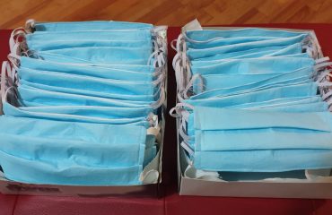 Alcune delle centinaia di mascherine protettive consegnate all'ospedale di Lanusei.