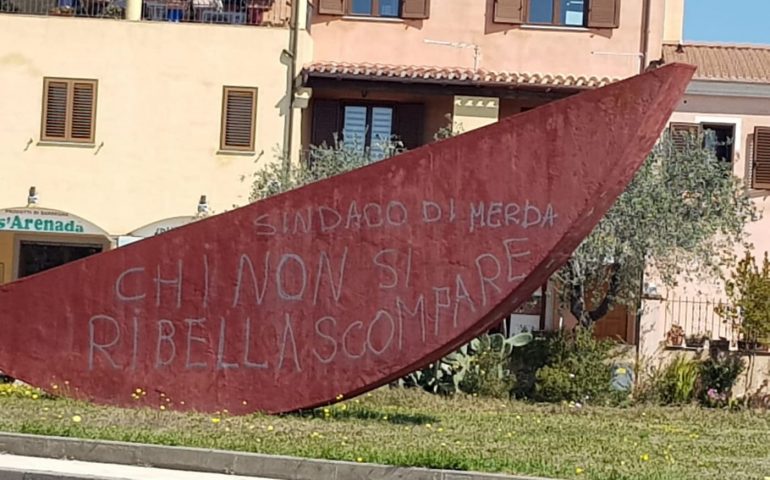 Porto Frailis, vandalizzate con scritte ingiuriose le opere di Su Logu de S’Iscultura