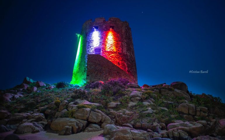 Messaggi di solidarietà e speranza: i colori della bandiera italiana illuminano la Torre di Bari Sardo