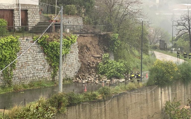 Lanusei, la pioggia fa cadere un muraglione. Vigili del fuoco al lavoro