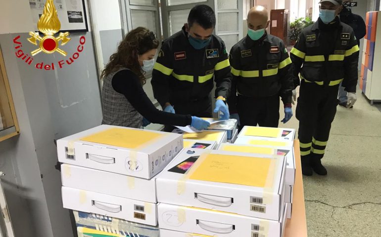 I Vigili del Fuoco di Nuoro consegnano i supporti informatici agli studenti per seguire le lezioni da casa
