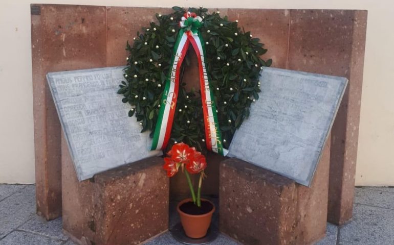 25 aprile. Lanusei, deposta una corona alle lapidi commemorative in piazza Vittorio Emanuele