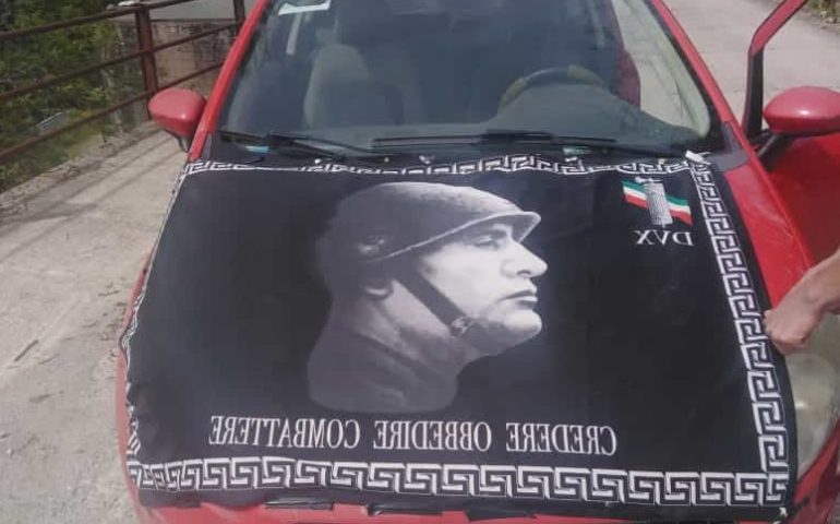 Seui, in auto con inni fascisti e bandiera del Duce: sanzionato