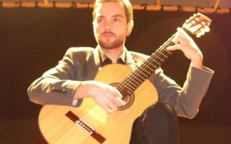 Identikit del musicista. Il chitarrista lanuseino Simone Pierotti: «Il richiamo della terra mi ha imposto di tornare»