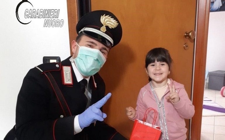 Consegna doni ai piccoli della scuola dell’infanzia: le maestre incaricano i Carabinieri. Bimbi sorpresi e felici ad Atzara
