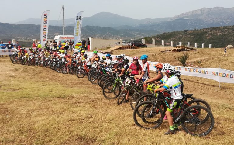 I piccoli ciclisti di Lanusei rinunciano a coppe e medaglie e donano i soldi per il materiale sanitario