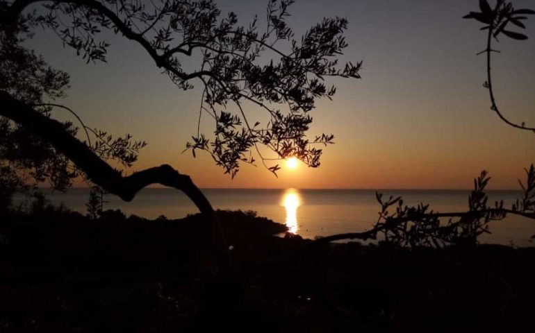 Le foto dei lettori. Alba sul lido di Orrì: bellissimo chiaro-scuro