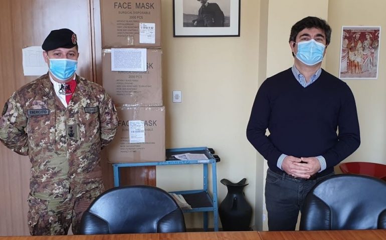 La Brigata Sassari dona buoni spesa per le famiglie bisognose di Nuoro