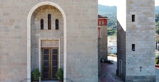 Chiese, strade e piazze deserte. Viaggio nel silenzio d’Ogliastra: l’emozionante VIDEO della Diocesi