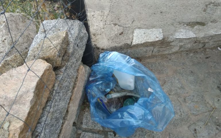 (FOTO) Scatti d’inciviltà da Villagrande. Spazzatura abbandonata nella fontana: la rabbia di un residente