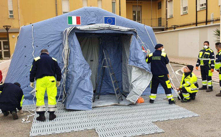 La fotonotizia. Montata la seconda tenda di pre-triage presso l’Ospedale di Lanusei