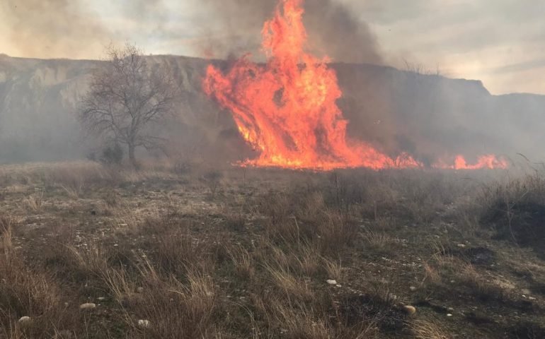L’Isola brucia: ieri ben 18 incendi. In tre casi, necessario l’intervento dell’elicottero del Corpo forestale