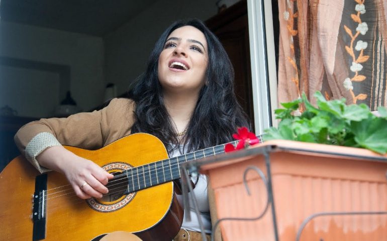 (VIDEO) “Rosa Galana”, il canto della jazz vocalist di Triei Manuela Mameli dalla finestra di casa