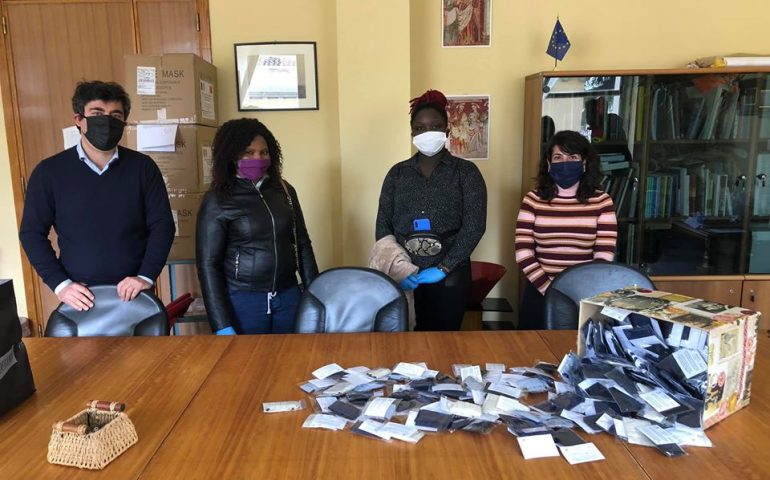 Nuoro, i ragazzi del progetto Sprar confezionano e donano 500 mascherine alla comunità