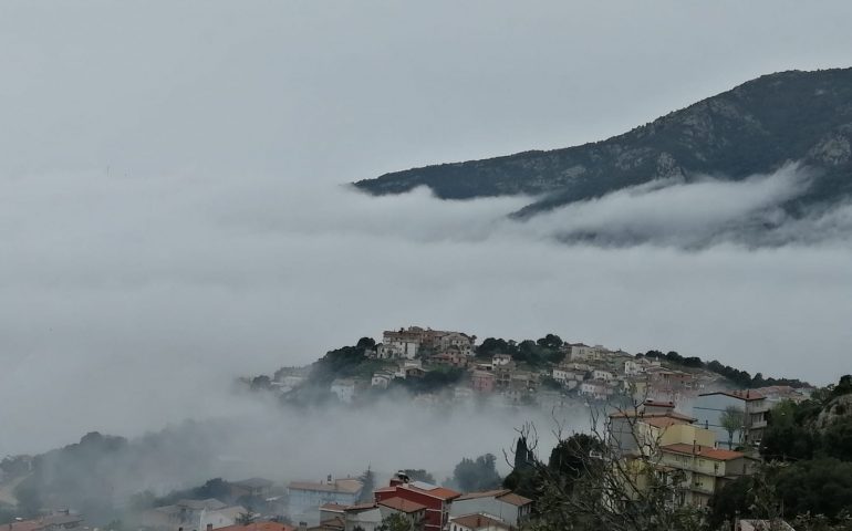 La bellezza della nebbia, che sembra un mare, che avvolge Villagrande