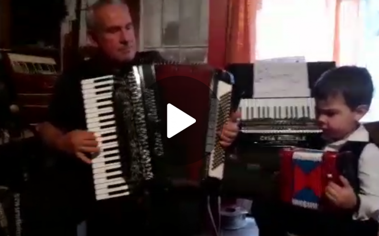 (VIDEO) Loceri, il piccolo Jeyden suona la fisarmonica con il nonno musicista Giampaolo Puddu