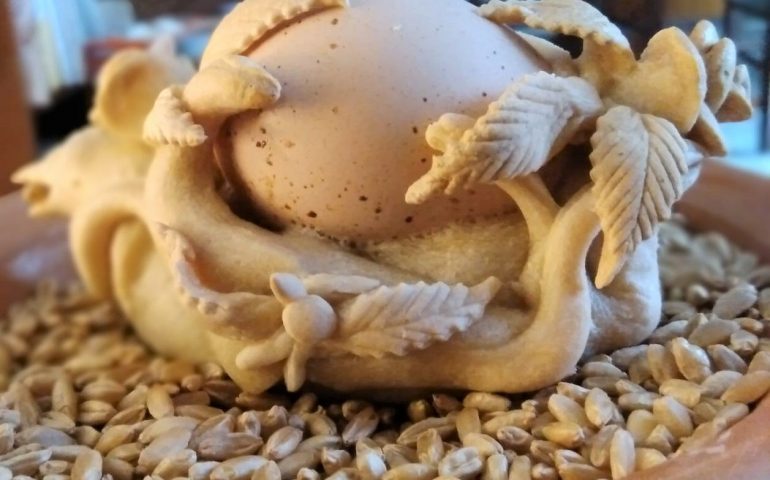 La ricetta di Vistanet. “Su coccoi cun s’ou”, l’uovo di Pasqua antico