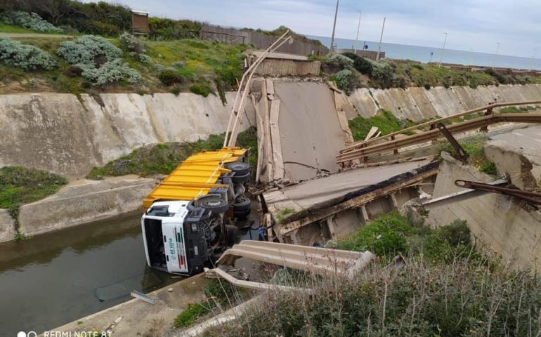 Gonnesa, crolla il ponte di Fontanamare: camion finisce nel canale