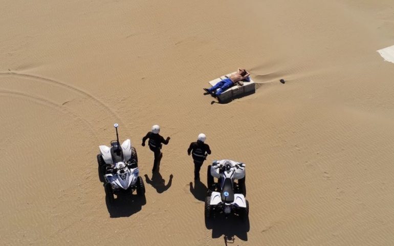 La foto. Rimini, aprile 2020: la Polizia Municipale multa un uomo che prende il sole