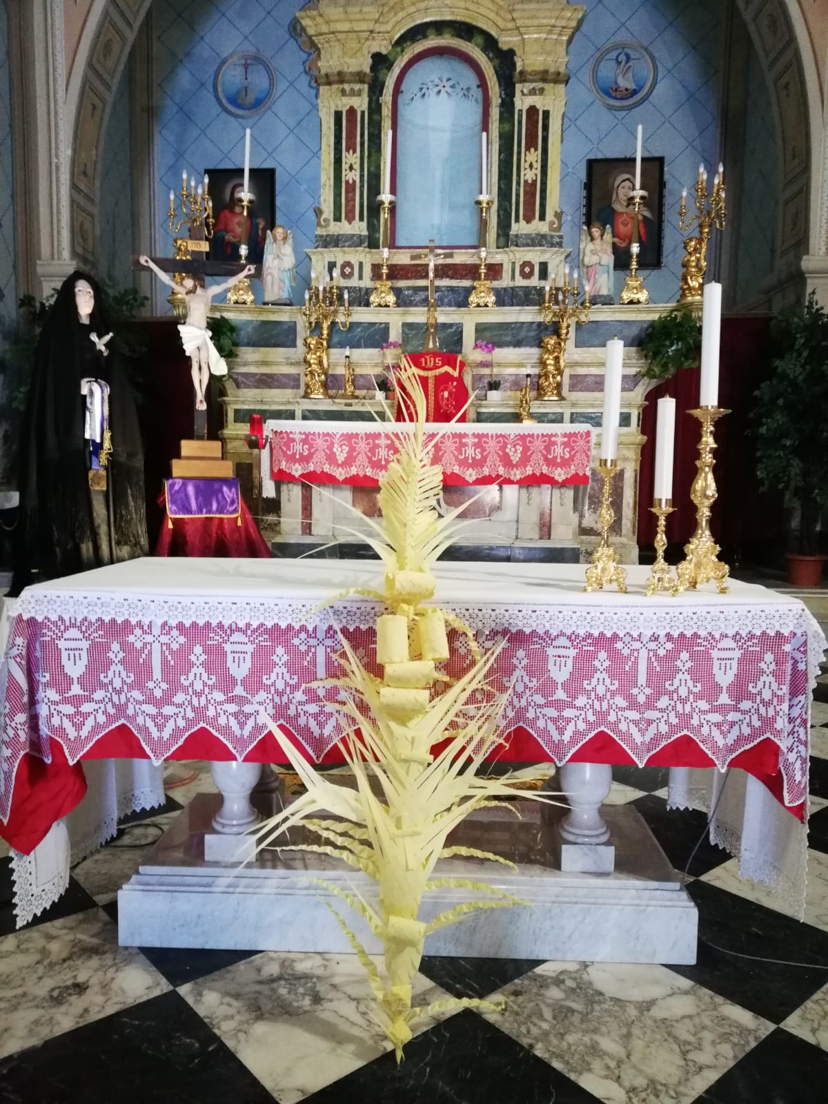 Interno Chiesa di Seui, in occasione dell'inizio settimana santa.