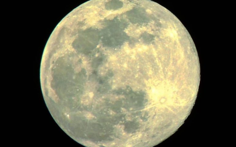 Scatto da Lanusei. La Superluna d’aprile in Sardegna, la più grande e luminosa di tutto il 2020
