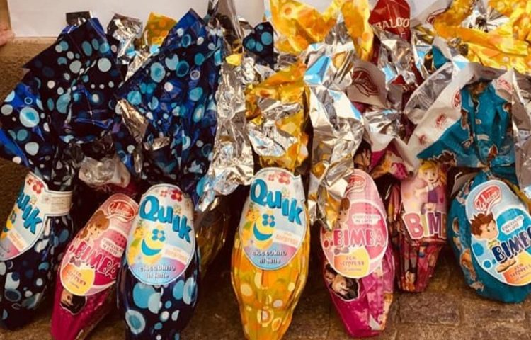 Dal gesto di un cittadino la bellissima iniziativa a Triei: amministratori e volontari donano un uovo a ogni bambino