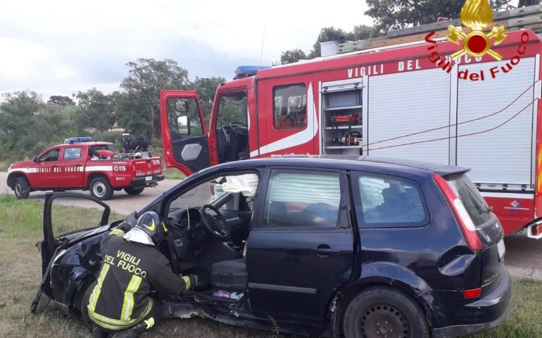 Tortolì, incidente tra auto nella zona industriale. Uno dei conducenti incastrato nelle lamiere