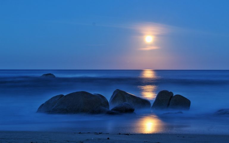 L’ultima Super Luna del 2020, “La luna dei fiori”, nello splendido scatto di Simona Maddanu
