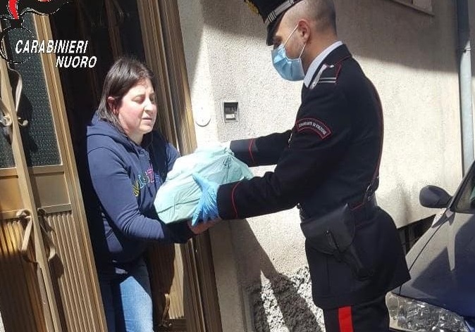 Gairo, i carabinieri consegnano il materiale didattico agli studenti delle medie del paese