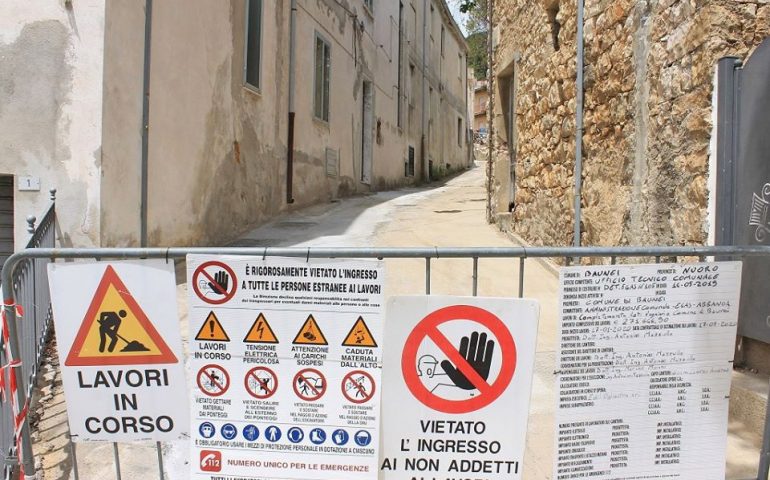 Baunei, conclusi i lavori di realizzazione della rete fognaria in via Tasso: strada aperta