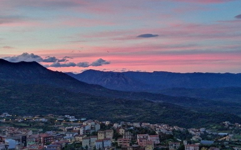 Le foto dei lettori. Il sole tramonta su Lanusei nello scatto di Donatella Loddo