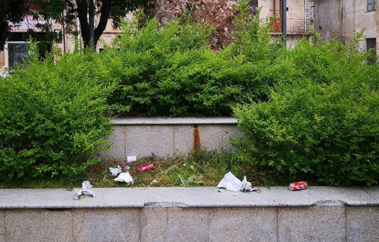 Arzana, spazzatura presso Piazza San Rocco: ennesima cartolina d’inciviltà