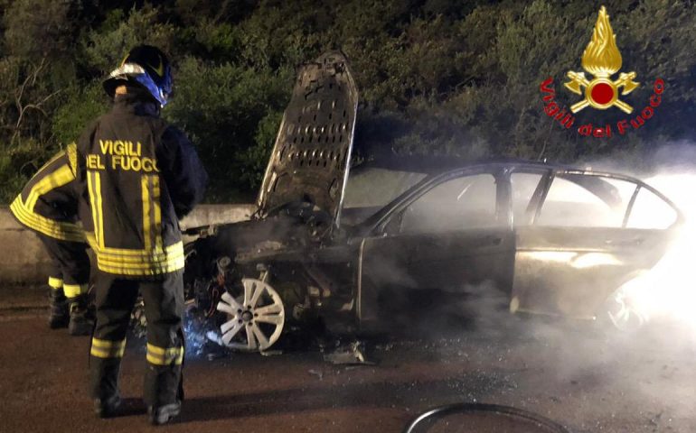 Auto in fiamme sulla Tortolì-Villagrande