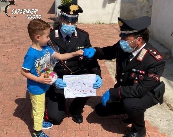 Mascherine e diplomini ai bimbi dell’asilo di Budoni: «Siete stati bravi durante la quarantena»