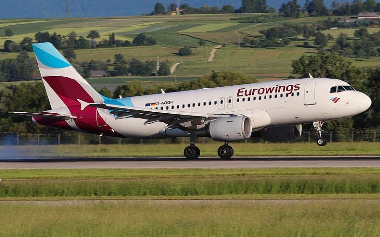 Volo da Düsseldorf a Olbia, ma l’aeroporto è chiuso: l’incredibile vicenda nei cieli della Sardegna