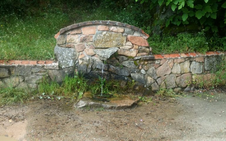 Vandali in azione a Villagrande: deturpata la fontana di Coe Monte