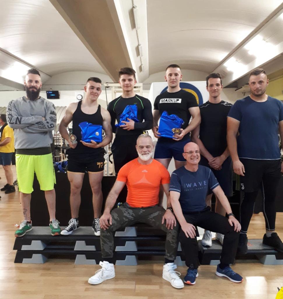 Foto di gruppo palestra Kinesis di Tortolì.