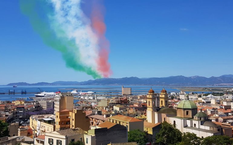(VIDEO) Il cielo di Cagliari si tinge di verde, bianco e rosso: la ‘danza’ delle Frecce Tricolori