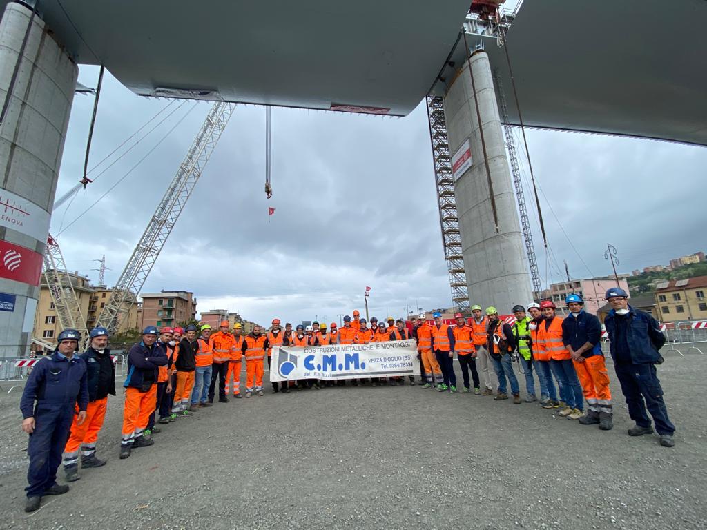 Gruppo di operai della CMM Rizzi, ditta dove lavora Giuseppe Deidda, impegnati nel cantiere del Ponte di Genova.