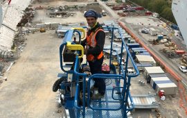 Giuseppe Deidda, operaio ogliastrino, a lavoro per la realizzazione del nuovo ponte di Genova.