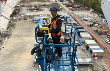 Giuseppe Deidda, operaio ogliastrino, a lavoro per la realizzazione del nuovo ponte di Genova.