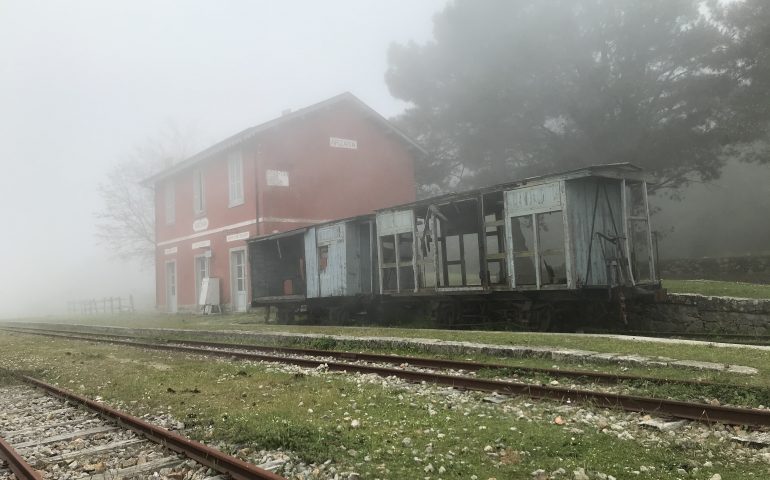 Le foto dei lettori. La stazione di Arzana avvolta nella nebbia