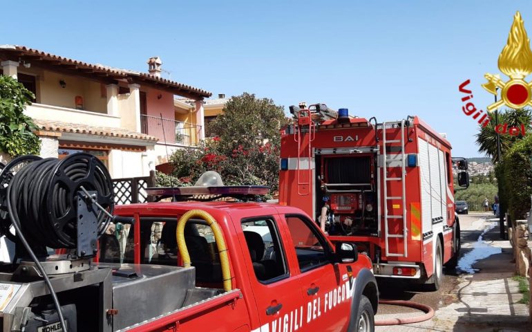 Fiamme in salotto, i Vigili del fuoco al lavoro per spegnere il rogo in un’abitazione a Budoni