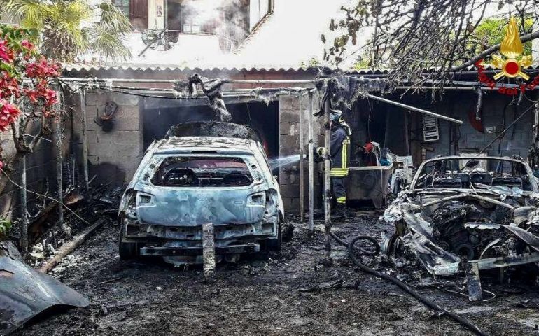 Fiamme in un cortile: distrutte tre auto, incendio a Siamanna