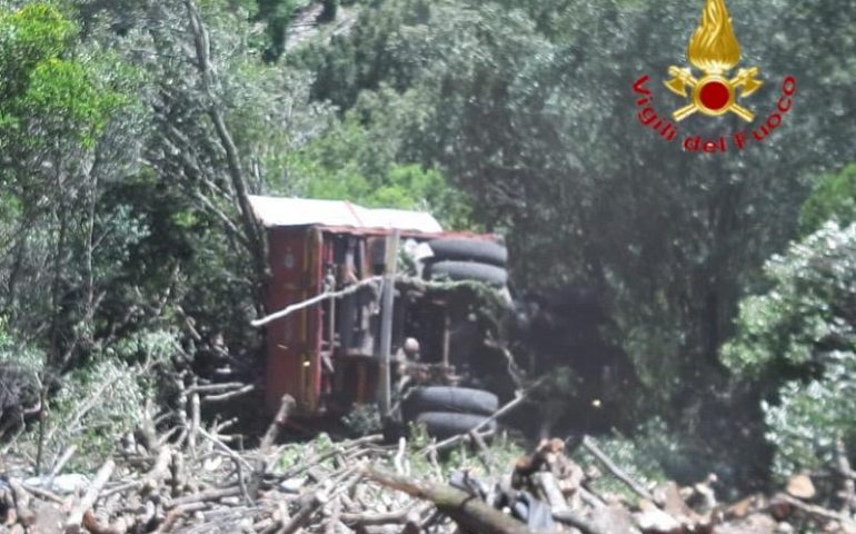 Si ribalta con il camion di legna finendo in una scarpata: 68enne portato via in elisoccorso a Tiana