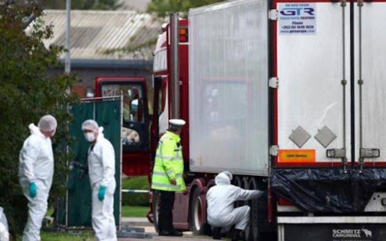 39 migranti morti all’interno di un camion frigorifero in Gran Bretagna, 13 persone sono state arrestate