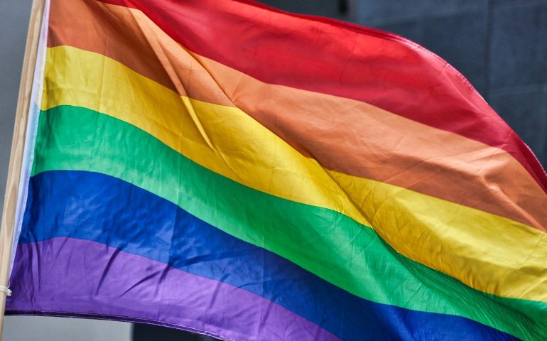 Mattarella: “Omofobia, transfobia e bifobia violano la dignità umana”
