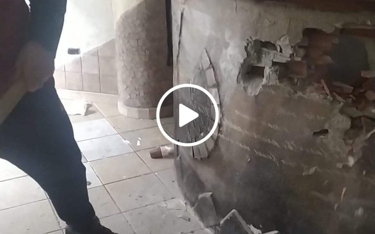 (VIDEO) Ploaghe, “Grazie Covid-19”: imprenditore distrugge il proprio locale a colpi di mazza