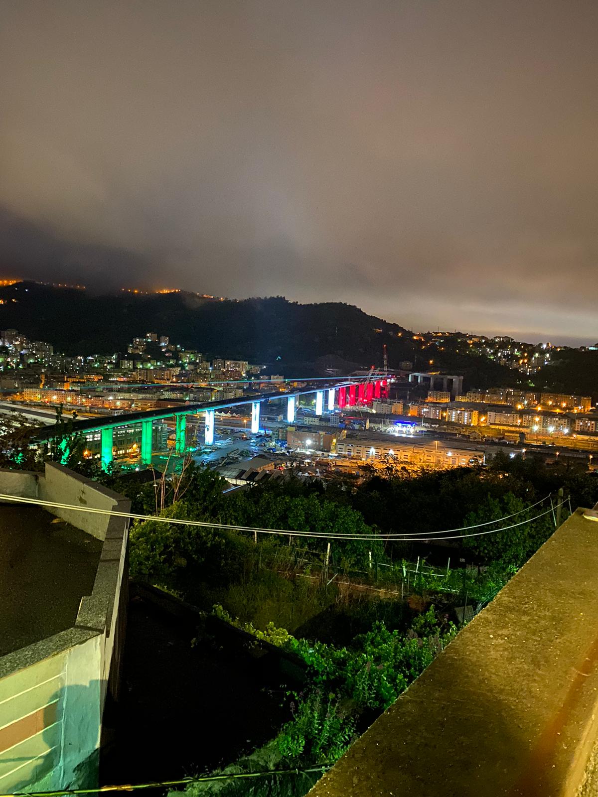 Il nuovo Ponte di Genova, illuminato con i colori della bandiera italiana.