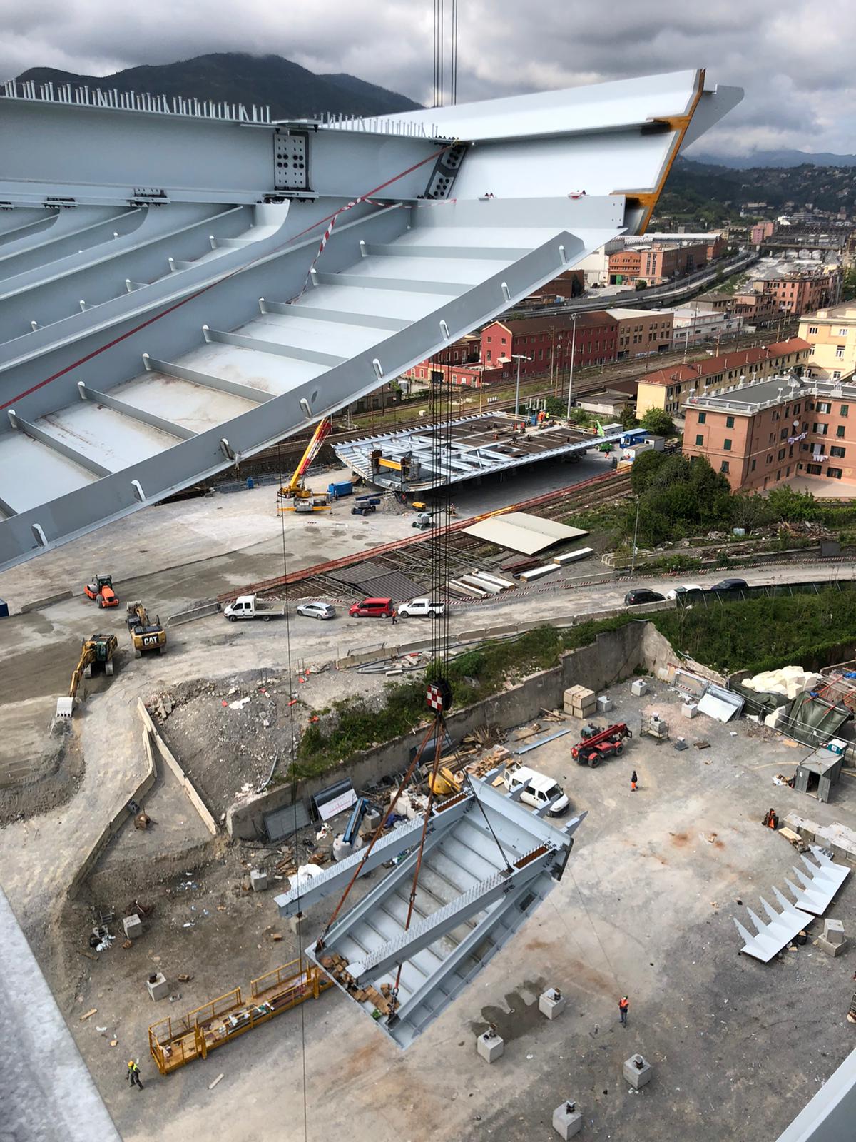 Fase di lavoro sul nuovo ponte di Genova.